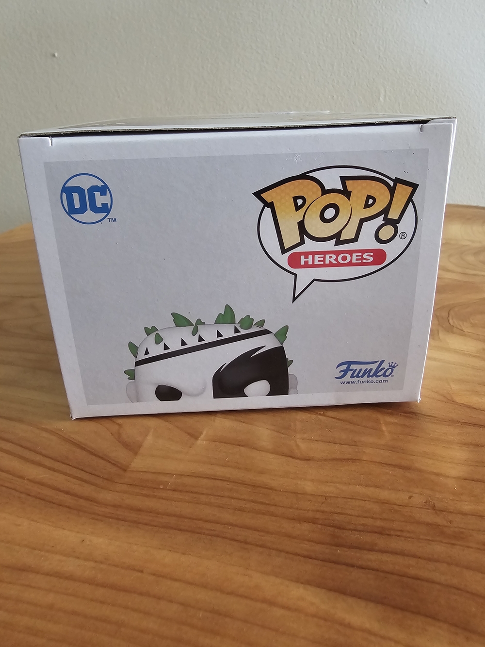 Funko Pop! Heroes 416 The Joker King Vinyl Figure - Black, White, Red, Green - Picture 6 of 7